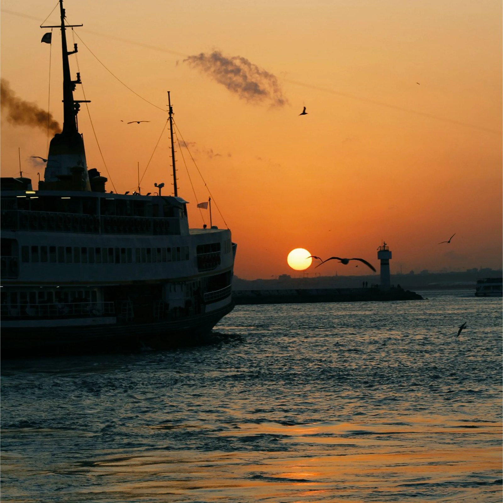 Pôr do sol dourado visto do mar a partir de uma embarcação