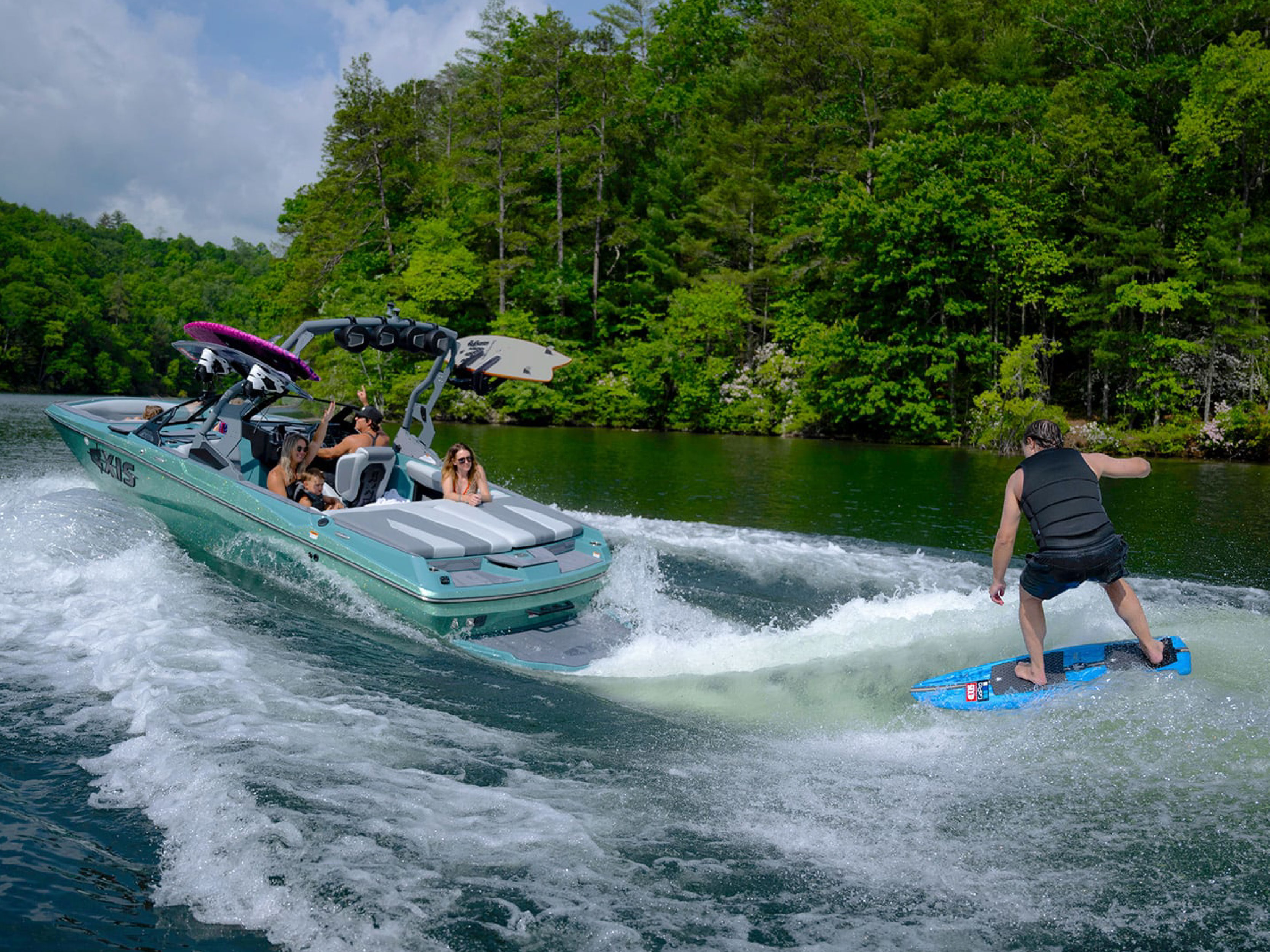 WAKE BOAT