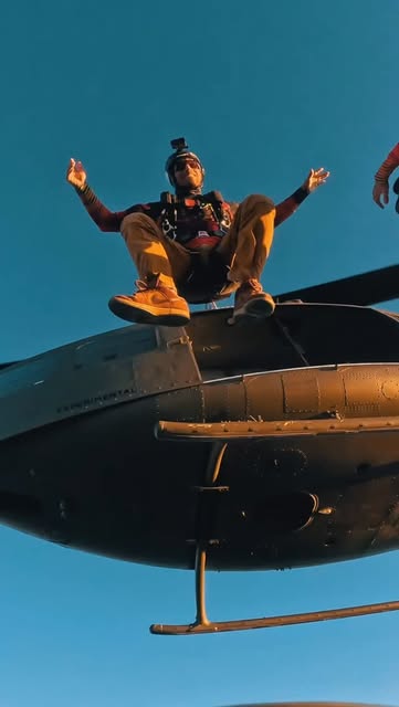 Paraquedista da WS Skydive sobre a asa da aeronave em pleno voo