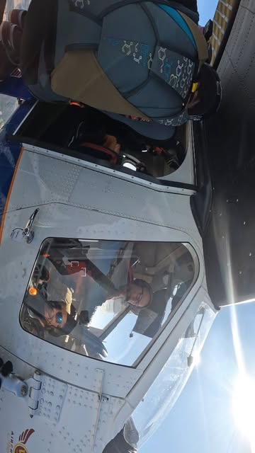 Aeronave de salto da WS Skydive preparada no solo