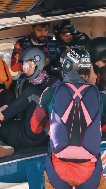 Paraquedistas equipados dentro da aeronave antes do salto