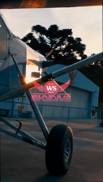 Hangar da WS Skydive com aeronave e letreiro iluminado